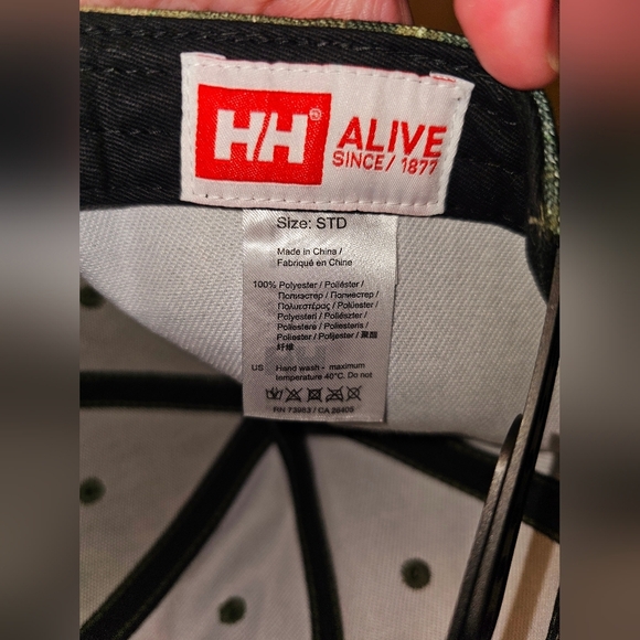 Helly Hansen Hat with an adjustable snap back - Picture 5 of 6